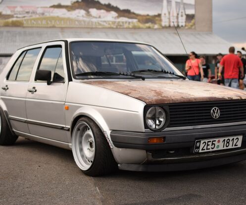 Jeździmy coraz starszymi autami